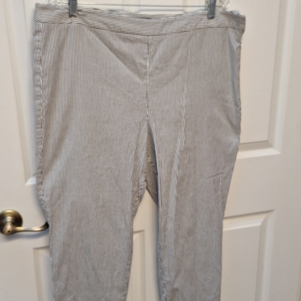 Q women's Talbots black stripe stretch ankle pants size 16